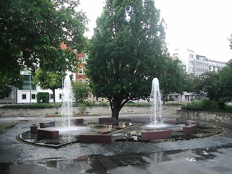 Der Vorplatz mit Springbrunnen des neuen Rathauses in Hannover.