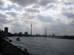 Die Dsseldorfer Skyline... mit Rheintower, Medienhafen und Rheinkniebrcke.