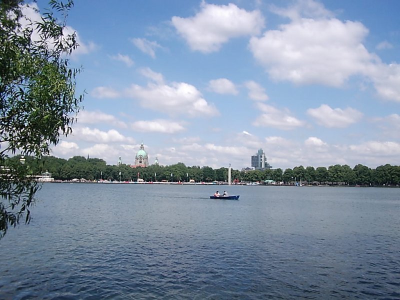 Ein Blick auf den Maschsee in Hannover und der Skyline.