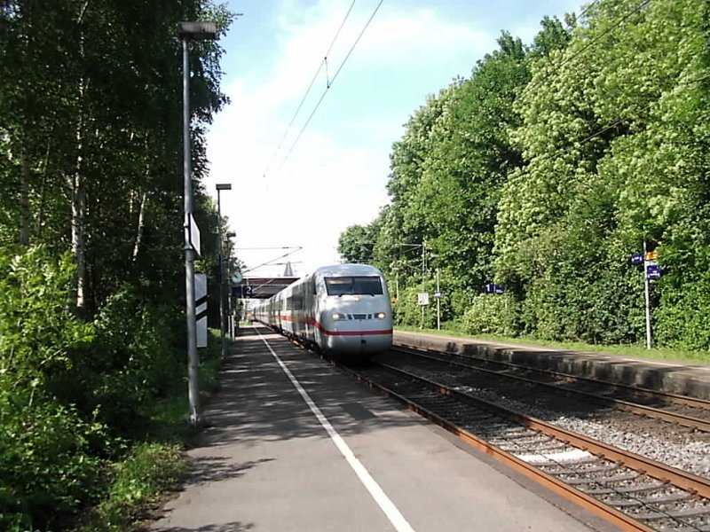 Hier sieht man einen ICE auf der Fahrt nach Berlin Ostbahnhof ber Hamm - Bielefeld - Hannover - Wolfsburg