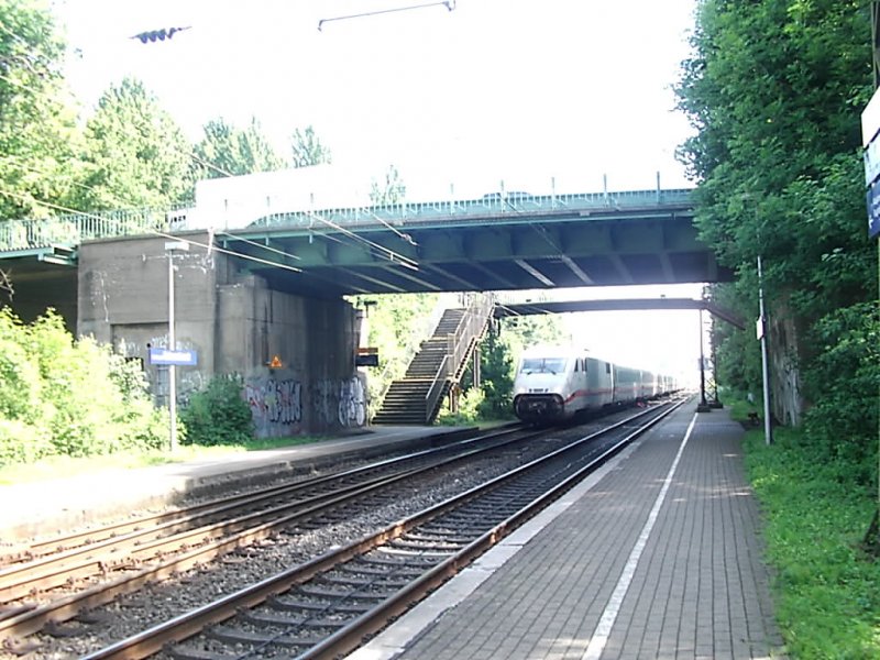 Hier sieht man einen ICE 2 nach Kln ber Dortmund  - Essen - Duisburg - Dsseldorf, er erreicht in wenigen Minuten den Dortmunder Hbf.
