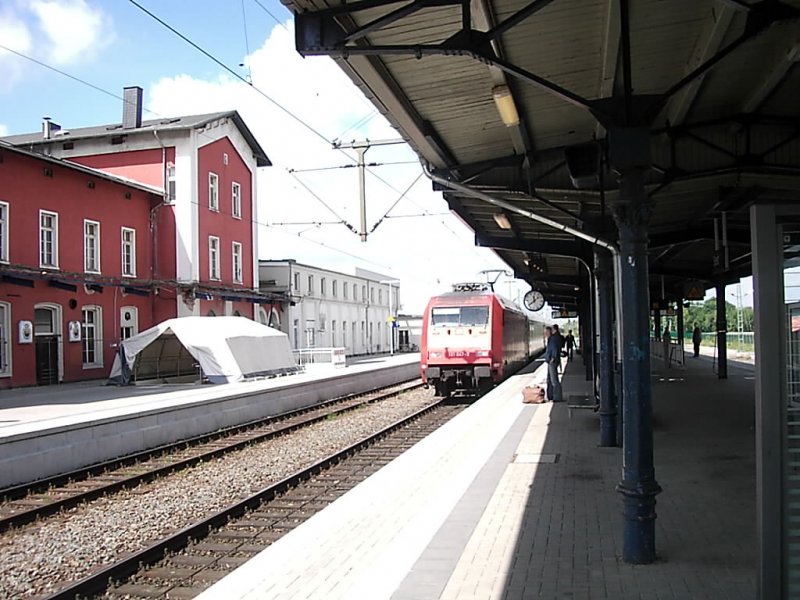 Hier sieht man einen InterCity von Kln nach Stralsund ber Paderbron - Kassel und Eisenach in Soest.